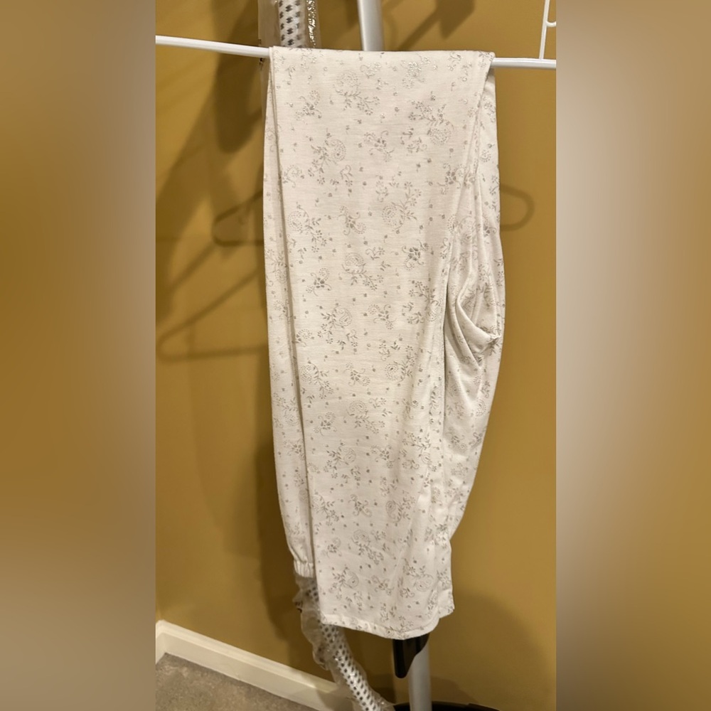 Off white  Indian fusion top with leggings.
